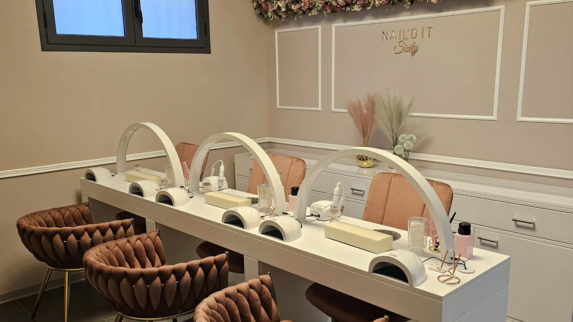 Tavolo manicure L.G. Esthétique ad Altavilla Milicia